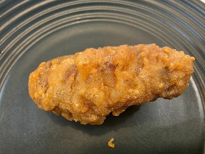 교촌 치킨이 새로 출시한 양념치킨과 후라이드치킨. / 사진=고윤상 기자