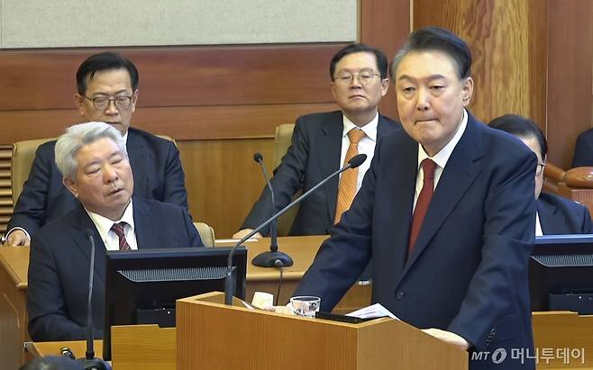 윤석열 대통령이 지난달 25일 오후 서울 종로구 헌법재판소에서 열린 대통령 탄핵심판 최종(11차) 변론기일에 출석해 최종의견을 진술하고 있다. /사진=헌법재판소 제공,뉴스1