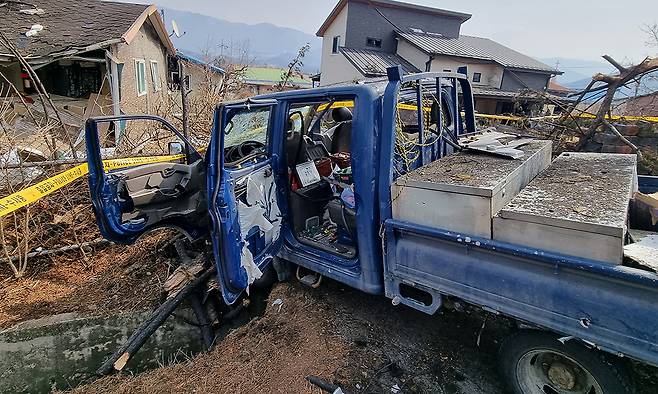 경기 포천시에서 발생한 군 폭탄 오발사고 이틀째인 7일 파손된 트럭 인근이 통제되고 있다. 포천=뉴시스