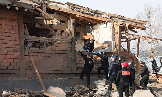 7일 경기도 포천시 이동면 노곡리 공군 전투기 오폭 사고 현장에서 합동 감식반이 파손된 건물을 살펴보고 있다. 포천=연합뉴스