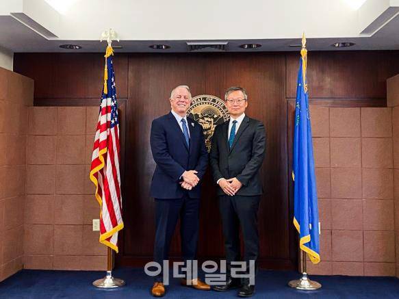 전면허상호인정 약정 체결한 네바다 주지사와 김영완 LA총영사(오른쪽). (사진=주로스엔젤레스(LA) 총영사관)