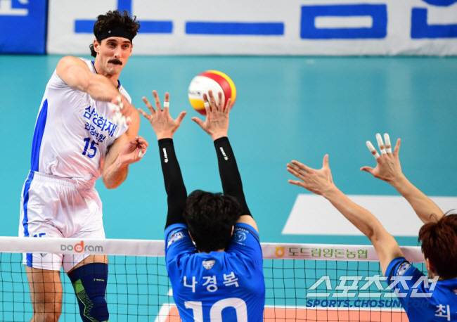 2021-2022 프로배구 V리그 우리카드와 삼성화재의 경기가 1일 서울장충체육관에서 열렸다. 삼성화재 러셀이 우리카드 나경복의 블로킹 사이로 스파이크를 강타하고 있다. 장충=최문영 기자 deer@sportschosun.com /2021.12.01/