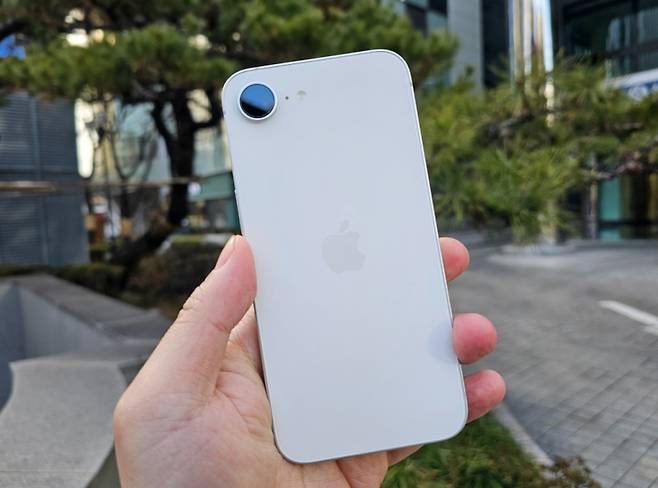 아이폰16e. /사진=김승한 기자