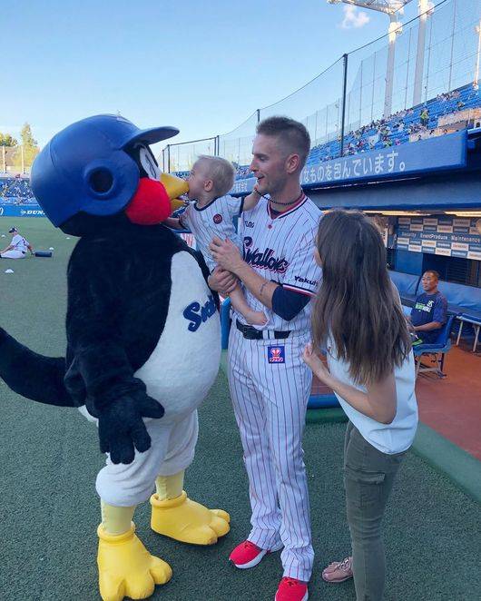일본 야쿠르트 시절 뷰캐넌 가족이 쓰바쿠로와 함께하고 있다. /애슐리 뷰캐넌 SNS