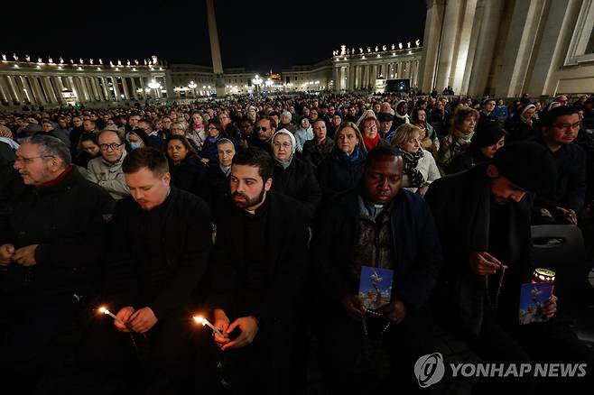 교황 쾌유 기원하는 신자들 (바티칸 EPA=연합뉴스) 7일(현지시간) 바티칸 성 베드로 광장에서 열린 묵주 기도회에서 신자들이 프란치스코 교황의 건강 회복을 기원하고 있다. 2025.03.07 photo@yna.co.kr