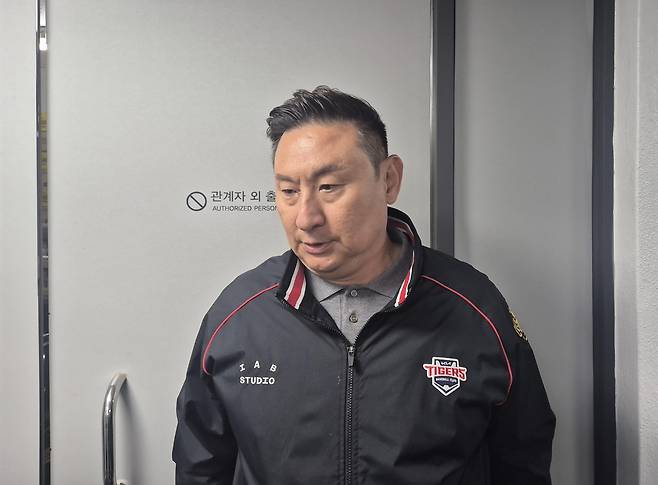 KIA 심재학 단장 (부산=연합뉴스) 김경윤 기자 = KIA 타이거즈 심재학 단장이 8일 부산 사직구장에서 열리는 2025 프로야구 시범경기 롯데 자이언츠와 방문 경기를 앞두고 홍종표의 사생활 논란과 관련해 취재진에 설명하고 있다. 2025.3.8. cycle@yna.co.kr