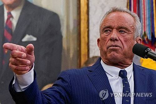 로버트 케네디 주니어 미국 보건복지부(HHS) 장관 (워싱턴DC 로이터=연합뉴스) 2025년 2월 13일 취임한 로버트 케네디 주니어 미국 보건복지부(HHS) 장관이 취임 당일에 백악관 대통령 집무실에서 발언하는 모습. *REUTERS/Nathan Howard/File Photo) 2025.3.8.