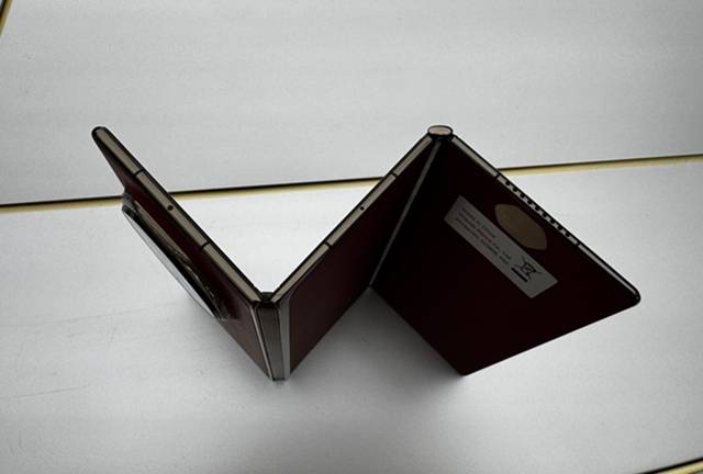 화웨이는 MWC 2025에서 세계 최초 트리폴드폰 '메이트XT'를 소개했다. /뉴시스