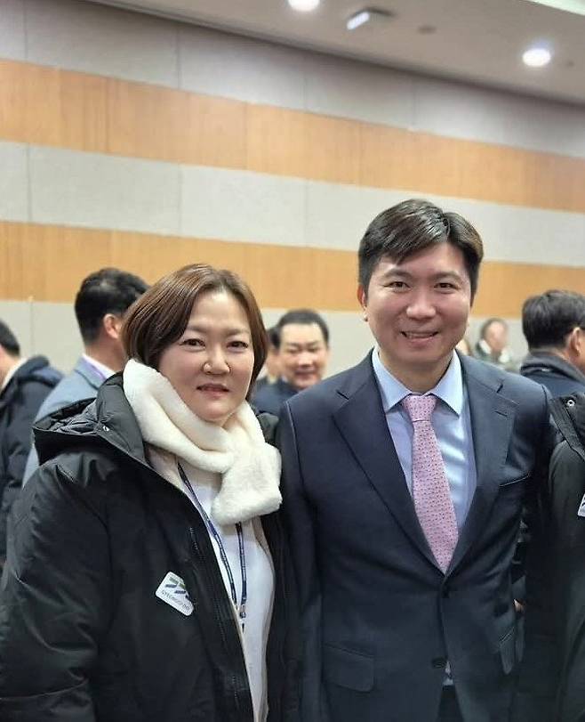 경기도청 직장운동경기부 지원협력관을 맡고 있는 임춘애(왼쪽)가 지난달 동계체전 때 유승민 대한체육회장과 기념사진을 찍었다. 임춘애 제공