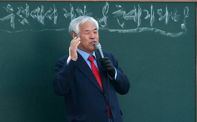 전광훈 목사가 9일 서울 용산구 윤석열 대통령 관저 앞에서 사랑제일교회 주최로 열린 주일 예배에서 발언을 하고 있다. ⓒ News1
