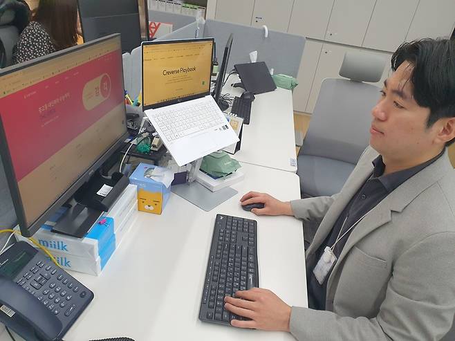 이승재 과장이 해외 영업 및 관리를 하고 있다. 윤현주 기자