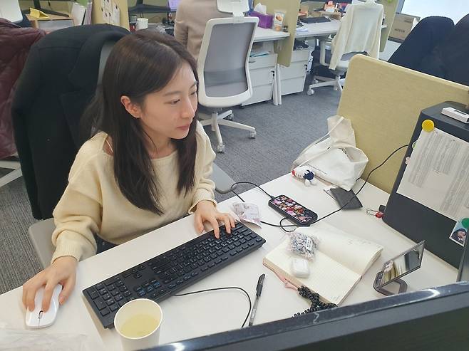 장윤선 대리가 가맹사업본부 관리를 하고 있다. 윤현주 기자