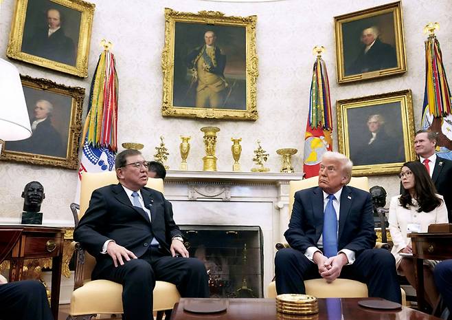 이시바 시게루 일본 총리(왼쪽)가 2월7일 워싱턴 백악관에서 도널드 트럼프 미국 대통령과 회담하고 있다. ⓒKyodo 연합