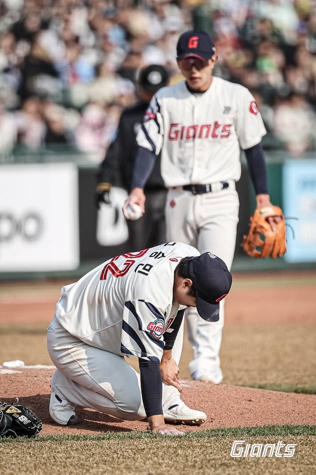 ▲ 롯데 구승민이 9일 부산 사직구장에서 열린 2025 KBO 시범경기 KIA 타이거즈와의 경기에서 김규성의 타구에 왼쪽 정강이뼈 안쪽을 맞고 고통을 호소하고 있다. ⓒ롯데 자이언츠