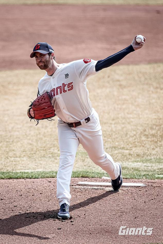 롯데 자이언츠 에이스 찰리 반즈가 9일 부산 사직야구장에서 열린 2025 신한 SOL Bank KBO 시범경기 2차전에서 KIA 타이거즈를 상대로 4이닝 무실점 호투를 펼쳤다. 사진 롯데 자이언츠