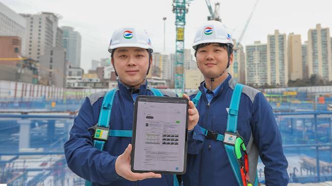 GS건설에서 개발한 AI기반 공사 매뉴얼 ‘자이북’을 현장에서 사용하고 있는 사진 (사진=GS건설)