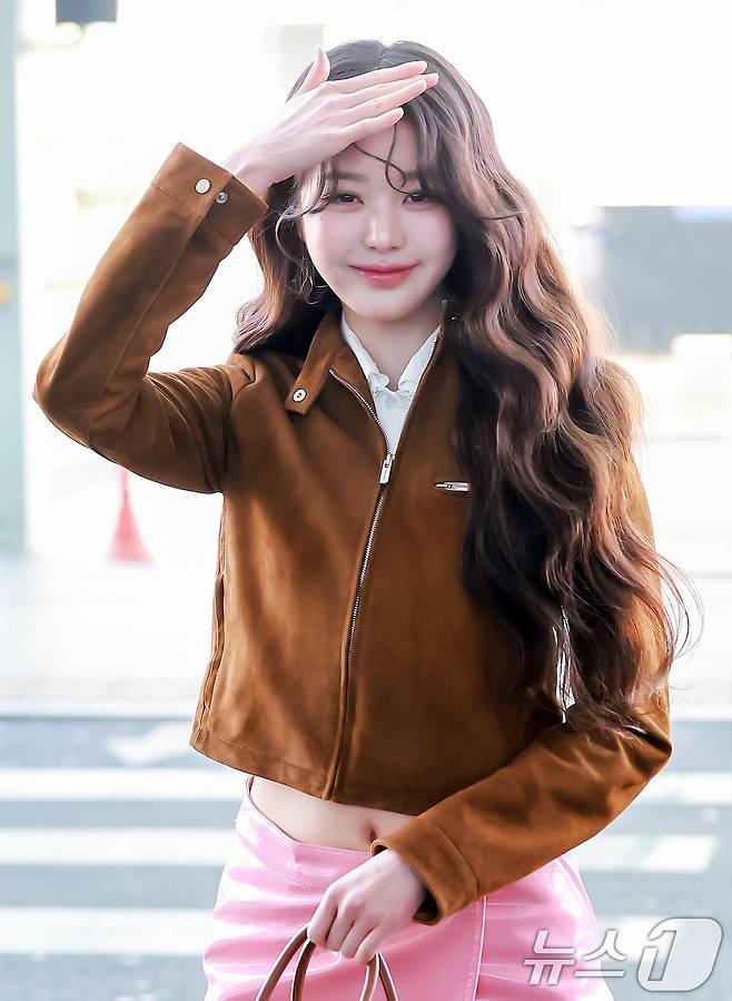 아이브 장원영이 10일 오전 패션쇼 참석 차 인천국제공항 제2터미널을 통해 프랑스 차리로 출국하고 있다. 2025.3.10/뉴스1 ⓒ News1 김진환 기자