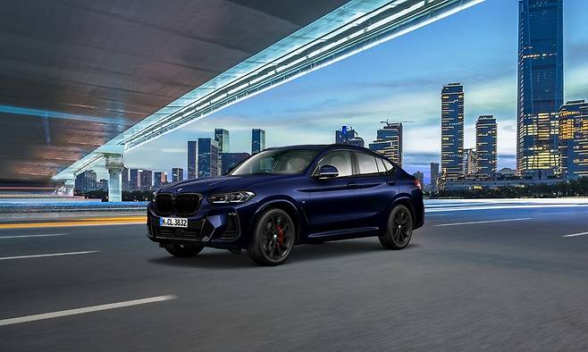 사진 : BMW X4 xDrive20i M 스포츠 프로 탄자나이트 블루 에디션