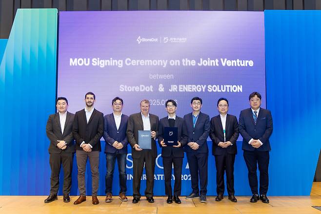 6일 인터배터리 2025에서 스토어닷과 국내 배터리 위탁생산 전문기업 JR에너지솔루션이 합작법인(JV) 추진 양해각서(MOU)를 체결했다. (스토어닷 제공)