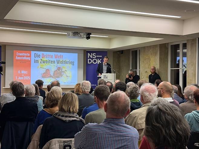 지난 7일 쾰른 나치기록박물관에서 열린 ‘2차 세계대전 시기의 제3세계’ 전시에 관한 워크숍엔 200명이 넘는 시민이 몰렸다. 소녀상 설치를 위해 협력한 재독 시민단체 코리아협의회의 한정화 대표도 워크숍에서 현재 독일 시민사회에서 소녀상의 의미와 일본 정부가 지속해온 소녀상에 대한 압박 등의 문제를 발표했다.