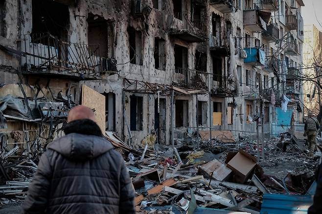 9일(현지시간) 한 사람이 러시아 포격으로 파손된 도네츠크주 도브필리아의 건물을 살펴보고 있다. EPA연합뉴스