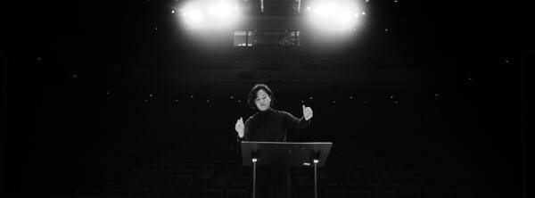 무대 위에서의 김보미 예술감독의 모습. 그는 섬세하면서도 정확한 지휘로 합창을 이끌어낸다는 평을 받는다. 수원시립합차단 제공