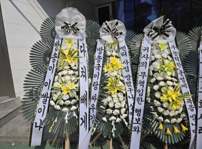 보이그룹 더보이즈, 가수 이무진 팬덤이 소속사 원헌드레드레이블과 갈등을 빚고 있다. /사진=더보이즈 고소 총공 SNS 계정 캡처