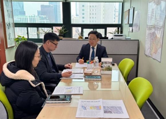 지난 7일 서울시로부터 1호선 금천구청역 일대 1만 8123㎡ 부지에 대한 복합역사 개발 추진현황 및 개발 실행방안 용역 결과를 보고받는 최기찬 의원
