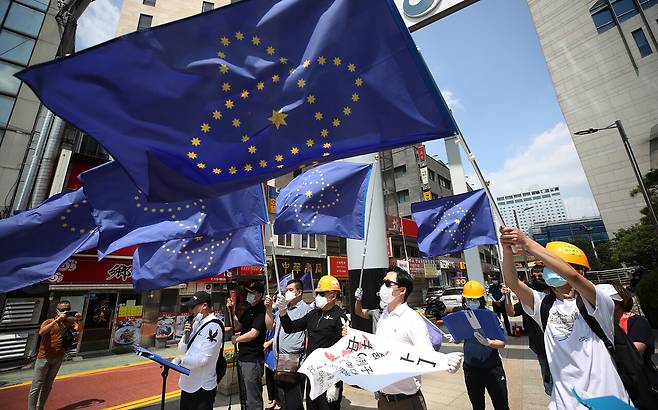 2020년 6월 중국 대사관 앞에서 재한 중국인들이 ‘신중국연방’ 깃발을 들고 집회를 열고 있다. ⓒ연합뉴스