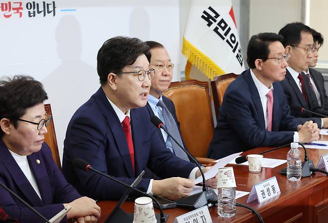 국민의힘 권성동 원내대표(왼쪽 두번째)가 3월10일 국회에서 열린 비상대책위원회의에서 발언하고 있다. ⓒ연합뉴스