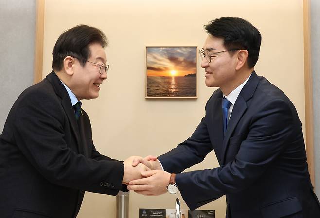 21일 서울 여의도 모 식당에서 이재명 더불어민주당 대표와 박용진 전 의원이 오찬 회동을 갖고 있다. ⓒ연합뉴스