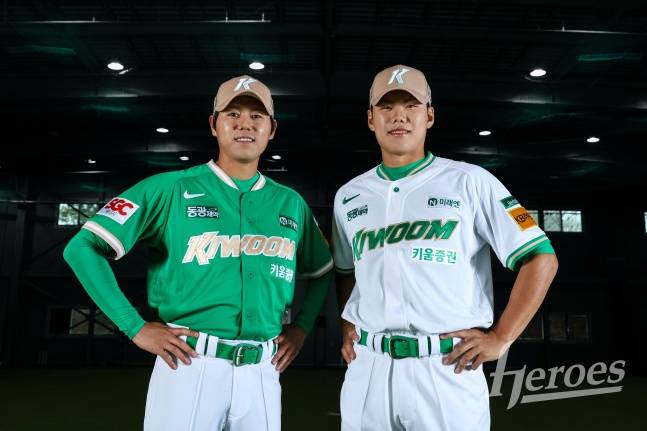 하영민(왼쪽)과 김윤하가 키움의 새 유니폼 '히어로즈 그린'과 '히어로즈 화이트'를 입고 미소 짓고 있다. /사진=키움 히어로즈 제공