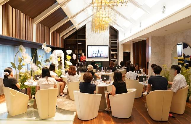 롯데면세점이 지난해 명동본점 스타라운지에서 VIP 고객들을 대상으로 진행한 ‘글렌알라키’ 위스키 클래스./사진=롯데면세점 제공