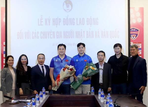 베트남 축구 국가대표 코치진에 합류한 이운재, 이정수 코치. 사진┃디제이매니지먼트