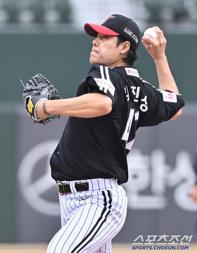 10일 부산 사직구장에서 열린 KBO리그 시범경기 롯데와 LG의 경기. 투구하고 있는 LG 김진성. 부산=송정헌 기자songs@sportschosun.com/2025.03.10/