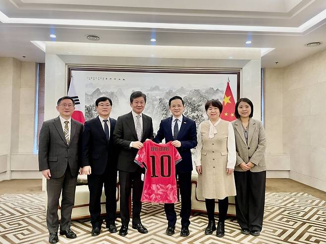 정몽규 HDC그룹 회장은 지난 5일 다이빙 주한 중국대사를 만나 HDC그룹과 중국과의 우호적 협력관계 강화를 강조했다. (사진 왼쪽부터 정경구 HDC현대산업개발 대표, 김회언 HDC 대표, 정몽규 HDC그룹 회장, 다이빙(戴兵) 주한 중국대사) 사진=HDC현대산업개발