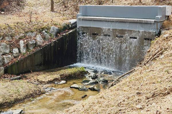 황구지천 하수처리시설에서 하수처리를 완료한 재이용수가 금호천 상류에 방류되고 있다. 수원시 제공
