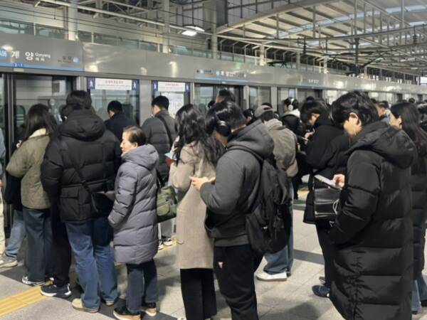 24일 오전 인천 계양구 공항철도 계양역 서울 방향 승강장에서 시민들이 열차를 기다리고 있다. 황남건기자
