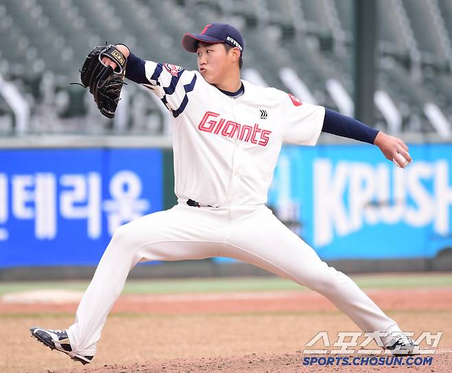 10일 부산 사직구장에서 열린 KBO리그 시범경기 롯데와 LG의 경기. 투구하고 있는 롯데 김태현. 부산=송정헌 기자songs@sportschosun.com/2025.03.10/