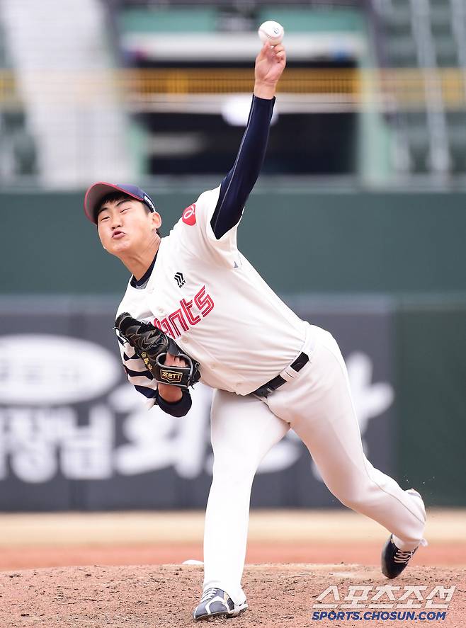 10일 부산 사직구장에서 열린 KBO리그 시범경기 롯데와 LG의 경기. 투구하고 있는 롯데 김태현. 부산=송정헌 기자songs@sportschosun.com/2025.03.10/