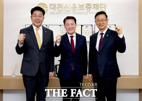 대전시의회 예산결산특별위원회 민경배(중구3, 국민의힘, 사진 오른쪽) 위원장과 송활섭(대덕구2, 무소속, 왼쪽) 부위원장이 11일 소상공인 경영 회복 지원 사업 등을 점검하기 위해 신용보증재단을 방문했다. /대전시의회