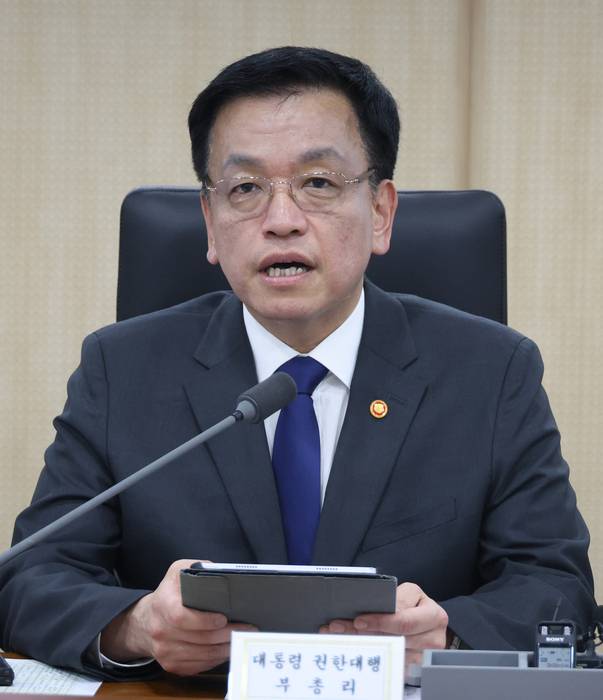 최상목 대통령 권한대행 부총리 겸 기획재정부 장관이 12일 정부세종청사에서 '국정현안관계장관회의 겸 경제관계장관회의 겸 산업경쟁력강화관계장관회의'를 하고 있다. 연합뉴스