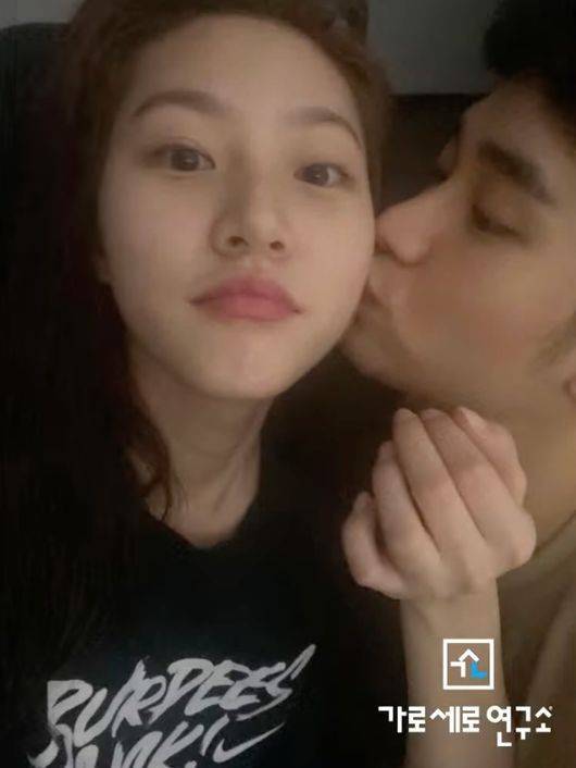 김수현이 김새론의 볼에 뽀뽀하는 사진이 공개됐다. 출처=유튜브 채널 '가로세로연구소