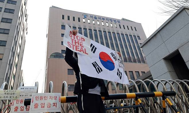 윤석열 대통령 지지자가 지난 10일 서울 마포구 서울서부지방법원 앞에서 폭동 사태로 재판에 넘겨진 피고인들의 석방을 촉구하고 있다. 정용일 선임기자 yongil@hani.co.kr