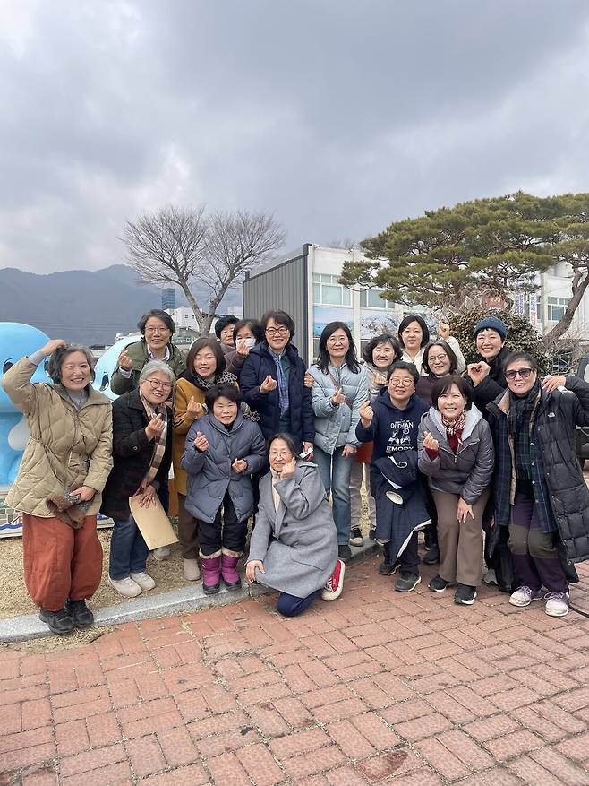 여성환경연대 에코페미니즘 연구센터 달과나무 연구위원들과 남해 여성농민들이 기자회견 뒤 함께 단체촬영을 했다. 이유진 기자
