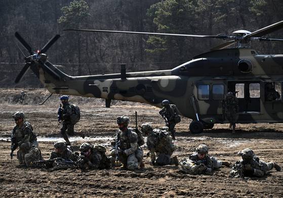 11일 경기도 파주시 법원읍 무건리 훈련장에서 '한미 연합 공중강습 훈련'이 열려 한미 장병들이 수리온 헬기에서 내리고 있다. 이날 훈련에는 한국군 90여 명, 미군100여 명이 참가했으며 수리온 6대가 동원됐다. 이번 훈련은 2025년 한미연합연습 '자유의 방패'(프리덤실드·FS) 일환으로 열렸다. 사진 공동취재단.