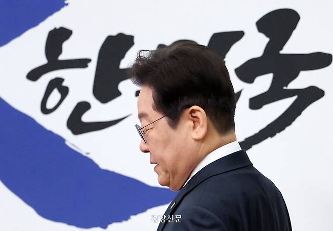 이재명 더불어민주당 대표가 12일 국회에서 열린 최고위원회의에 입장하고 있다. 박민규 선임기자