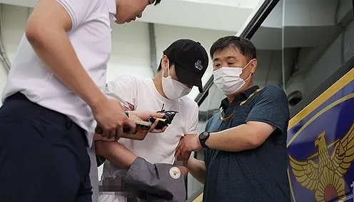 경찰이 지난해 7월 19일 관원인 5살 아동을 심정지 의식불명 상태에 빠지게 한 혐의로 구속된 태권도 관장을 의정부지검으로 송치하고 있다. 연합뉴스