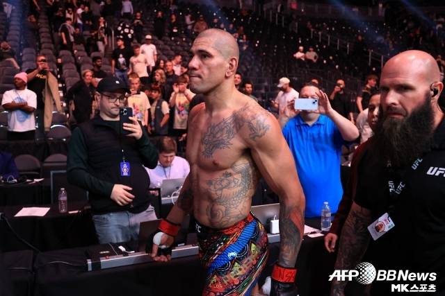 알렉스 페레이라는 마고메드 안칼라예프에게 패배, 라이트 헤비급 챔피어 자리에서 내려왔다. 사진=AFPBBNews=News1