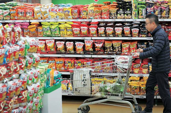 국내 1위 과자 브랜드인 농심 ‘새우깡’의 지난해 소매점 매출이 처음으로 대형마트·편의점 자체 브랜드(PB) 과자에 밀린 가운데 한 대형마트에 다양한 과자 제품들이 진열돼 있다. 뉴시스
